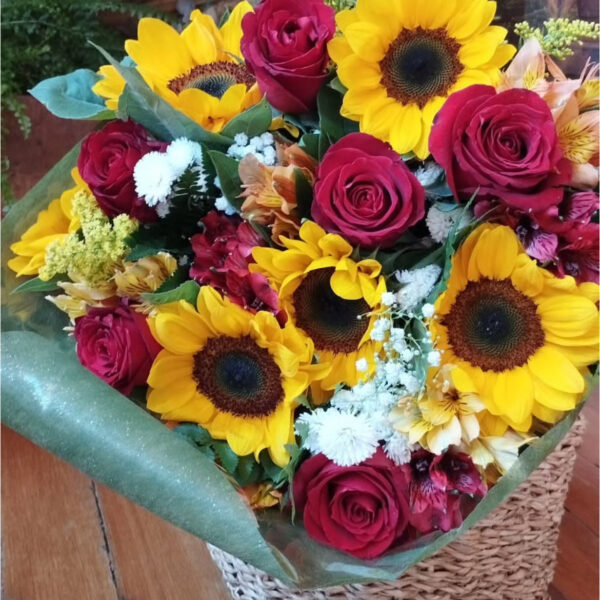 BUQUÊ 6 ROSAS + 6 GIRASSÓIS