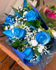 BUQUÊ 6 ROSAS AZUIS