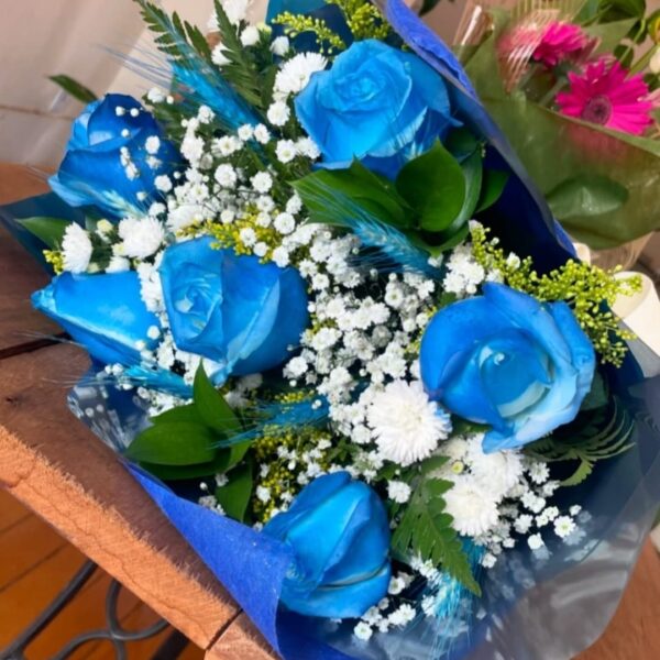 BUQUÊ 6 ROSAS AZUIS