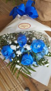 BUQUÊ 4 ROSAS AZUIS