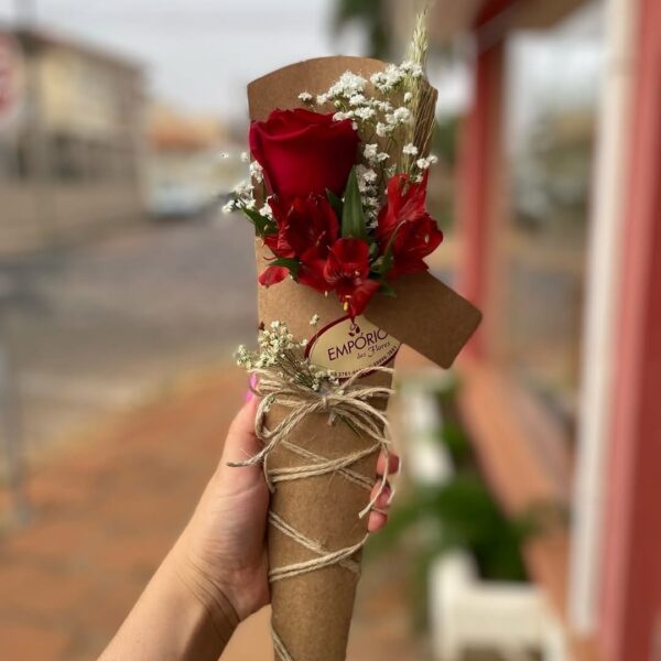 ROSA COM EMBALAGEM DE CRAFT